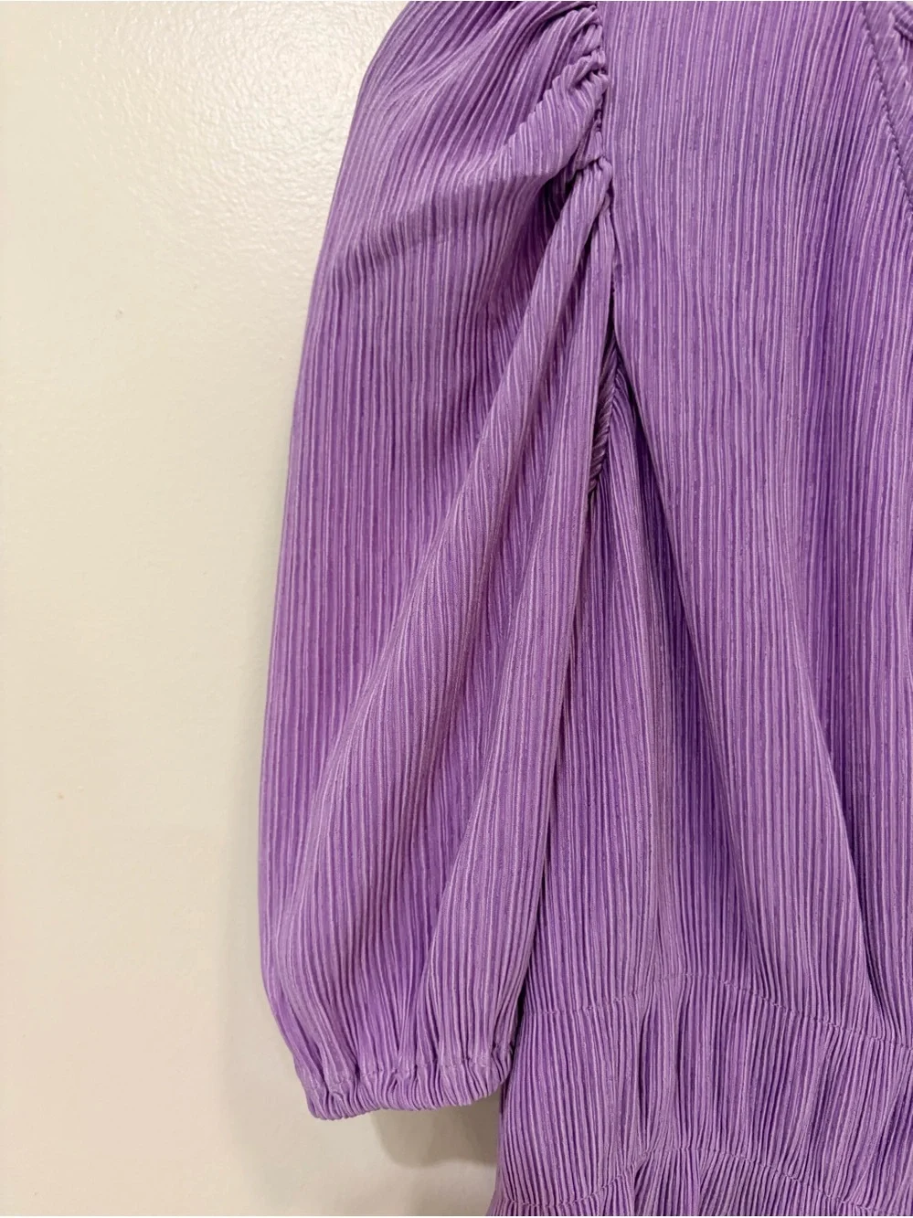 Mango plissé tie-up top w/ short puff sleeves and an elastic waist. - Picture 8 of 9